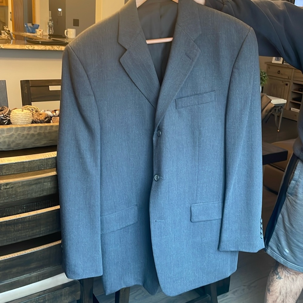 Men's Calvin Klein Suit. 41R jacket 34x32 pants...
